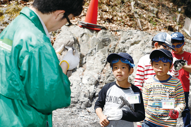 先生の説明を聞く