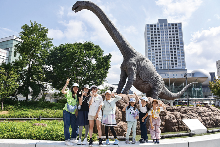 大きな恐竜の像
