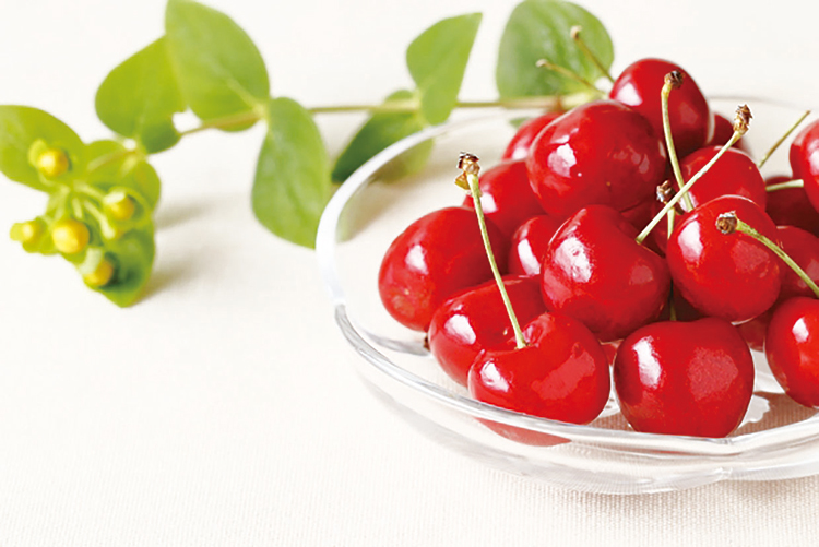 お皿に載ったさくらんぼ