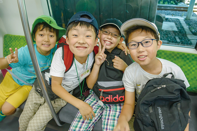 電車に乗る様子