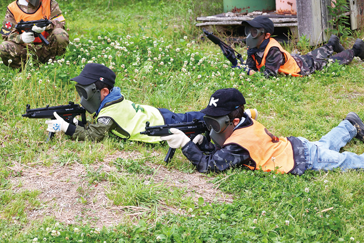 バトルをするこども